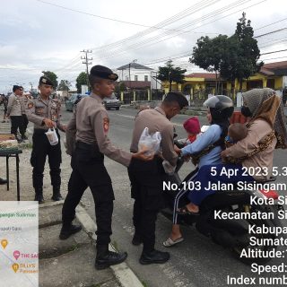Bintara Remaja Polres Dairi Berbagi Takjil Gratis Pada Pengendara Untuk Berbuka Puasa