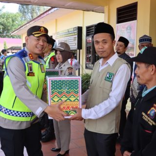 Kapolres Serahkan Paket Lebaran Kepada Tokoh Masyarakat dan Tokoh Agama