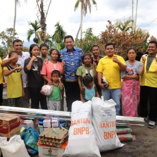 Bupati Dairi Bersama Rombongan Beri Bantuan Ke Korban Kebakaran 