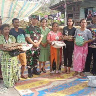 Koramil 04 Tigalingga Di Dampingi  FKPPI  Rayon 04,Berikan Bantuan Sembako Kepada Keluarga Korban Kebakaran Di Desa Lau Pakpak