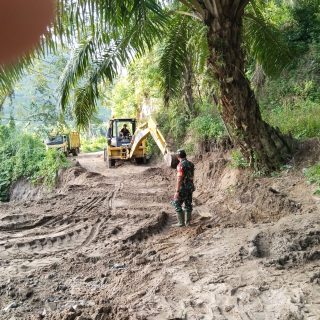Babinsa Koramil 05 Tanah Pinem,Dampingi Dinas BPBD Pembersihan Jalan Longsor Di Desa Lau Njuhar.