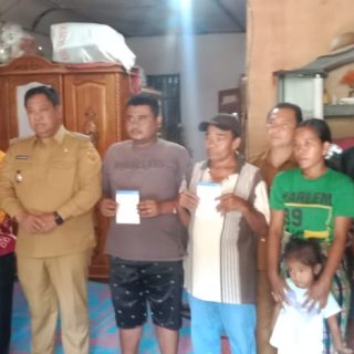 Babinsa Koramil 05 Tanah Pinem Dampingi Bupati Dairi Dalam Menyerahkan Bantuan