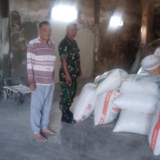 Pastikan Stok Gabah Dan Beras, Babinsa Koramil 01 Sumbul Sambangi Kilang Padi