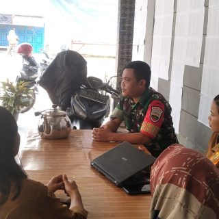 Bahas Siskamling,Babinsa Koramil 03 Parongil Komsos Dengan Aparat Desa