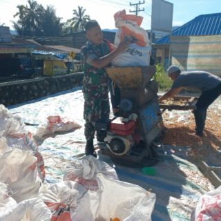 Dukung Ketahanan Pangan,Babinsa Bantu Petani Menggiling Jagung Warga Binaan