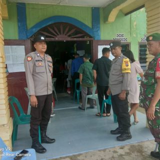 Berikan Rasa Aman Saat Beribadah,Babinsa Koramil 06 Kerajaan Pam Gereja