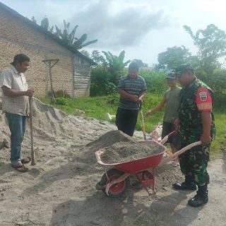Kemanunggalan TNI Dengan Rakyat,Babinsa Gotong Royong Bersama Warga