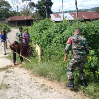 Jumat bersih Babinsa Bersama Warga Gotong Royong Bersihkan Jalan