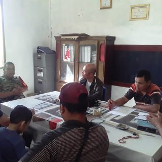 Melalui Komsos,Babinsa Sambangi Kantor Desa Bahas Keamanan Lingkungan