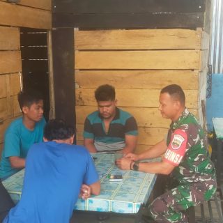 Pererat Silaturahmi Babinsa Koramil 01 Sumbul Komsos Dengan Warga