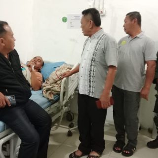 Bentuk Kepedulian,Danramil 06/Kerajaan Beserta Personil Jenguk Anggota Yang Sedang Sakit 