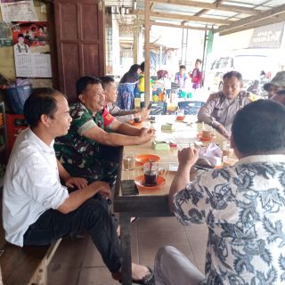 Serap Informasi Warga Binaan Babinsa Koramil 07 Salak Bersama Bhabinkamtibmas Komsos Di Warung Kopi