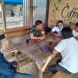 Bincang Santai Di Warung Kopi,Babinsa Giat Komsos Dengan Warga Binaan