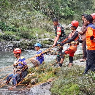 Hari Ke Tiga,Personil Babinsa Koramil 06 Kerajaan Bersama Team Sar Cari Korban Hanyut Di Lae Kombih