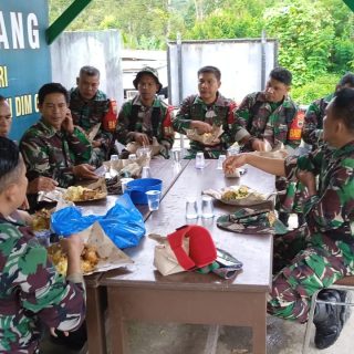 Makan Siang Bersama Cara Danramil 03/Parongil Jalin Kekompakan Dengan Anggotanya
