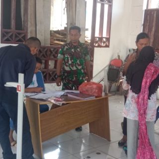 Babinsa Koramil 07 Salak Dampingi Nakes Dalam Kegiatan Posyandu Balita