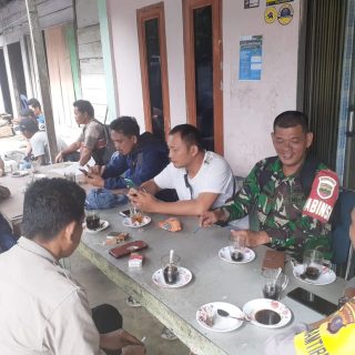 Sambil Ngopi,Babinsa Bersama Bhabinkamtibmas Sampaikan Pesan  Kamtibmas Kepada  Warga Binaan