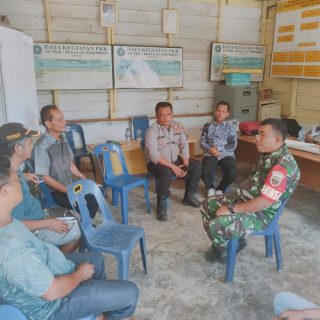 Mamfaatkan Kebersamaan , Babinsa Komsos Dengan Warga Binaan