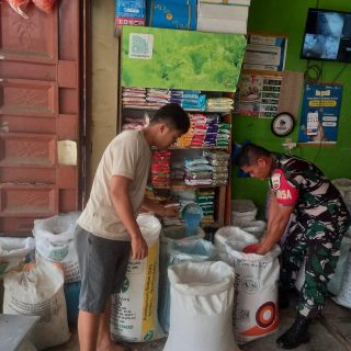 Cek Ketersediaan Pupuk Bersubsidi,Babinsa Koramil 01 Sumbul Datangi Kios Pupuk