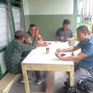 Mamfaatkan Kebersamaan , Babinsa Komsos Dengan Warga Binaan