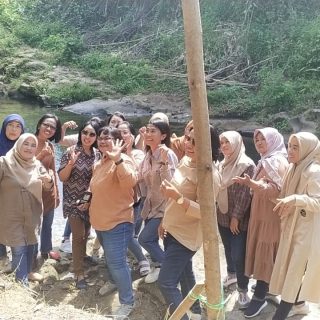 Ketua Persit KCK XLII Cabang Kodim 0206 Dairi Berkunjung Ke Pemandian Sungai Lae Suharen