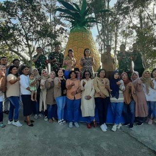 Ketua Persit KCK XLII Kodim 0206 Dairi Bersama Rombongan Kunjungi Wisata Parhonasan Di Kecamatan Lae Parira