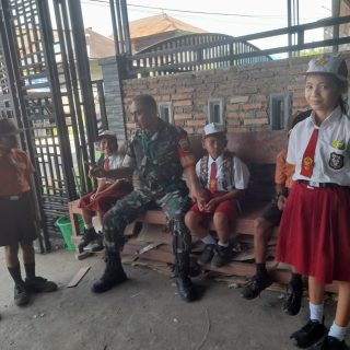 Bentuk Karakter Sejak Dini,Babinsa Koramil 06 Kerajaan Berikan Motivasi Kepada Murid Sekolah Dasar