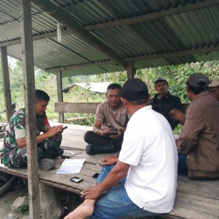 Sambil Nongkrong,Babinsa Bersama Bhabinkamtibmas Giat Komsos Dengan Warga Binaan