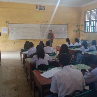 Tanamkan Cinta Tanah Air,Babinsa Berikan Materi Wasbang Kepada Siswa SMA N Lae Parira
