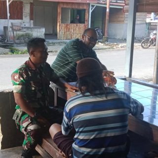 Manfaatkan Warung Kopi,Babinsa Giat Komsos Dengan Warga Binaan
