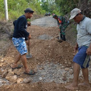 Babinsa Koramil 06 Kerajaan Bersama Warga Gotong Royong Memperbaiki Jalan