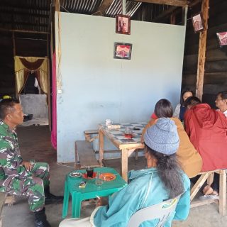 Jalin Silaturahmi,Babinsa Koramil 07 Salak Giat Komsos Dengan Warga Desa Binaan