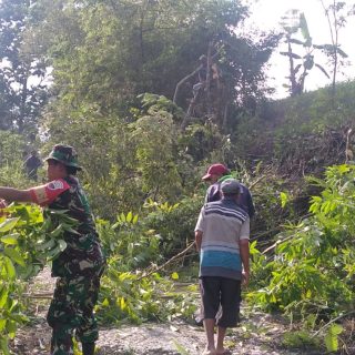 Peduli Lingkungan Bersih,Babinsa Bersama Masyarakat Gotong Royong Bersihkan Bahu Jalan