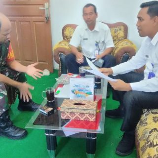 Jalin Silaturahmi Babinsa Anjangsana Ke Kantor Kepala Sekolah