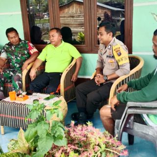 Babinsa Koramil 06 Kerajaan Bersama Bhabinkamtibmas Anjangsana Kerumah Kepala Desa Tinada