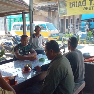 Babinsa Koramil 07 Salak Komsos Dengan Masyarakat Desa Binaan