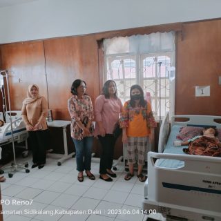 Wujud Kepedulian,Ibu Ibu Pengurus Persit Kodim 0206 Dairi Jenguk Anak Anggota Yang Sakit