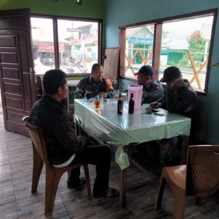 Pererat Silaturahmi Babinsa Koramil 01/Sbl Komsos dengan Warga