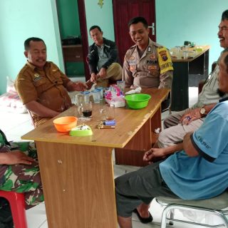Membahas Pentingnya Tokoh Pemuda Di Desa Binaan,Babinsa Anjangsana Ke Kantor Desa 