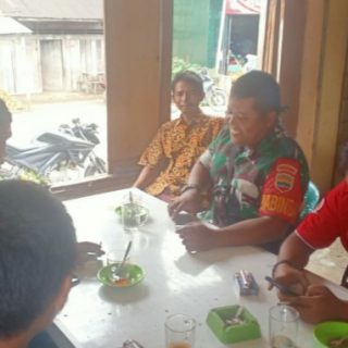 Wujud Kemanunggalan  TNI Dengan Rakyat,Babinsa Jalin Silaturahmi Dengan Warga Desa Binaan