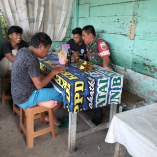 Bincang Santai Di Warung,Babinsa Gelar Komsos Dengan Warga Binaan