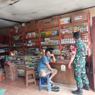Pastikan Ketersediaan Pupuk Dan Obat Obatan Untuk Petani Babinsa Koramil 01 Sumbul Sambangi Kios Pupuk