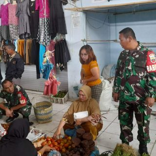 Pastikan Harga Sembako Stabil,Personil Babinsa Koramil 06 Kerajaan Cek Harga Sembako Di Pasar 