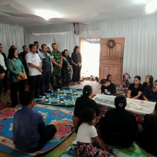 Turut Berbelasungkawa,Babinsa Melayat Kerumah Duka Warga Binaan