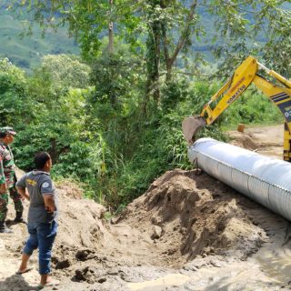Babinsa Koramil 05 Tanah Pinem,Dampingi Dinas  BPBD Dairi Dalam Rangka Pemasangan Gorong- Gorong Di Desa Lau Njuhar.