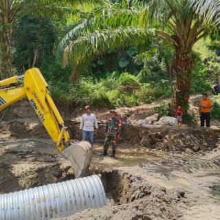 Perlancar Aliran Air,Babinsa Koramil 05 Tanah Pinem Lakukan Pendampingan Pemasangan Gorong Gorong