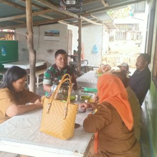 Duduk Santai Di Warung,Babinsa Koramil 06 Kerajaan Silaturahmi  Dengan Warga Binaan