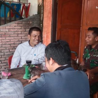 Bincang Santai Di Warung Kopi,Babinsa Giat Komsos Dengan Warga Desa Binaan