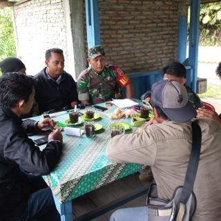 Komsos Dengan Mitra Karib Dan Warga,Babinsa Jalin Keakraban Di Wilayah Binaan