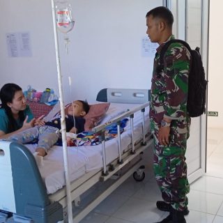Bentuk Kepedulian Antar Personil Koramil,Bati Tuud Koramil 03 Parongil Jenguk Anak Personil Yang Sedang Sakit